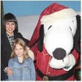Constance Zimmer avec sa fille et Snoopy !