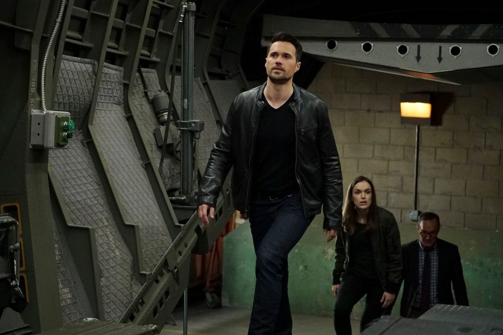 Ward, Jemma et Coulson montent dans un Quinjet