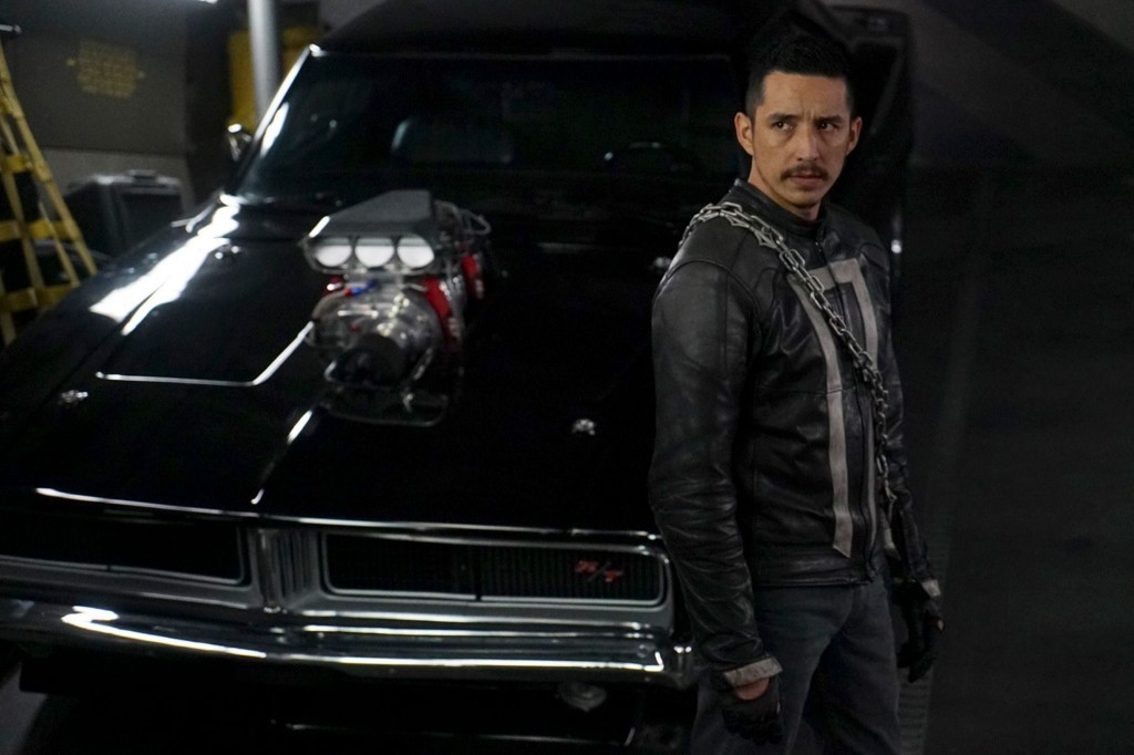 Robbie Reyes (Gabriel Luna) près de sa voiture