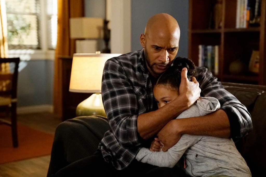 Mack (Henry Simmons) serre dans ses bras sa fille Hope Mackenzie(Jordan Rivera)