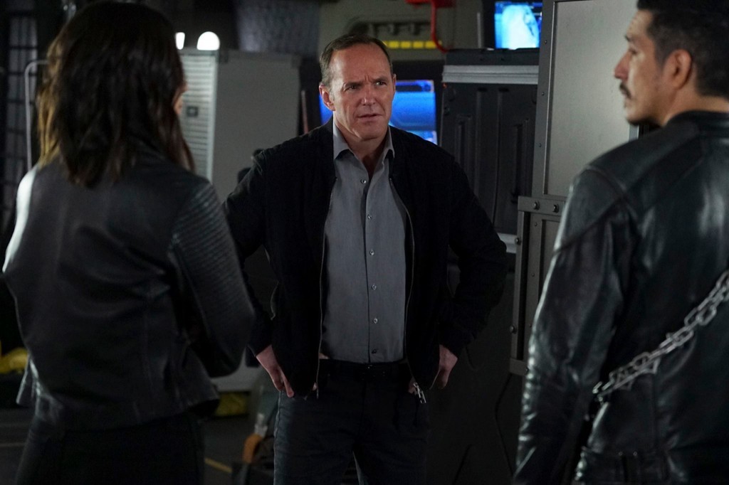 Coulson parle à Daisy et Robbie Reyes