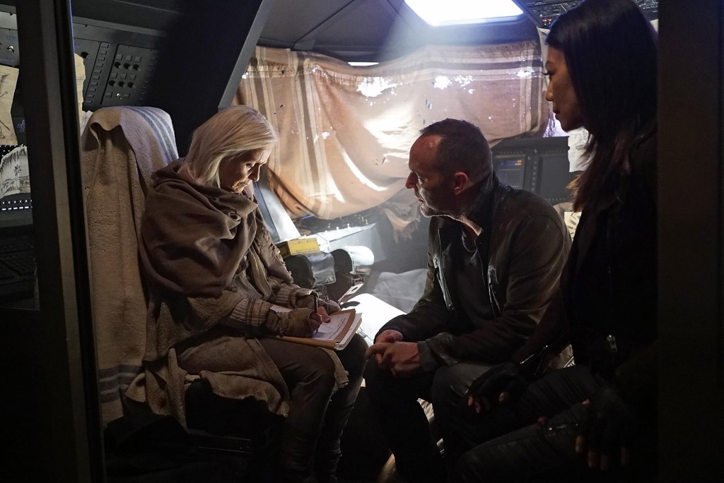 May (Ming-Na Wen) et Coulson (Clark Gregg) parlent à Robin