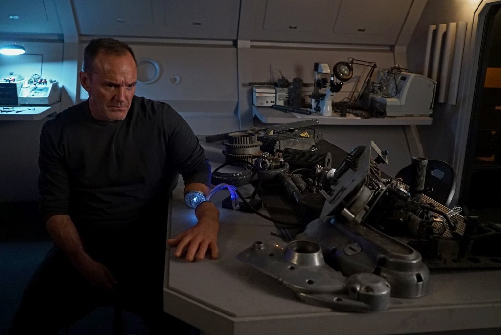 Coulson (Clark Gregg) recharge les batteries de sa main