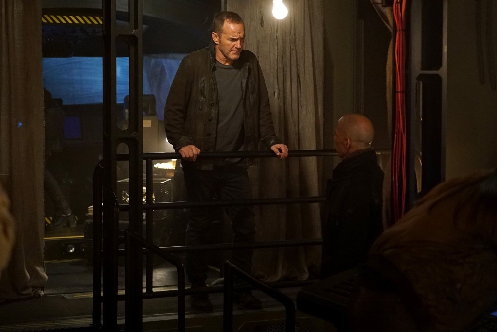 Coulson parle à Enoch (Joel Stoffer)