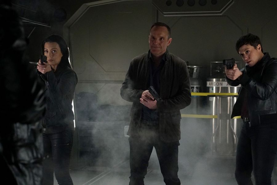 Melinda May (Ming-Na Wen), Phil Coulson (Clark Gregg) et l'Agent Piper (Briana Venskus)