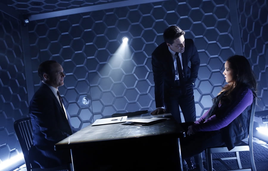 Coulson et Ward procèdent à l'interrogatoire de Skye