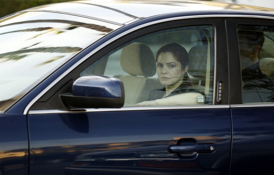 Une femme dans une voiture surveille sa cible