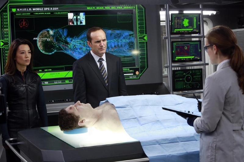 May, Coulson et Simmons en salle d'autopsie