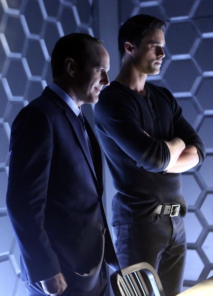 Ward et Coulson en salle d'interrogatoire