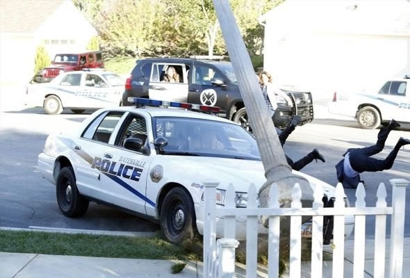 Une voiture de police fonce sur un poteau