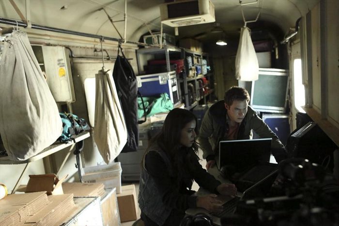 Skye et Fitz travaillent sur leurs ordinateurs depuis un wagon de train