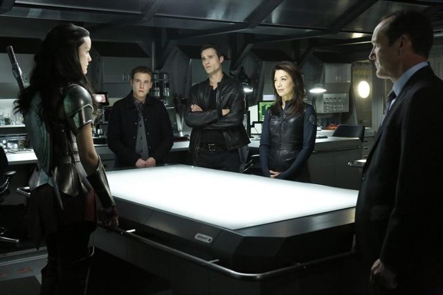 Fitz, Wrad, May et Coulson écoutent attentivement Lady Sif parler