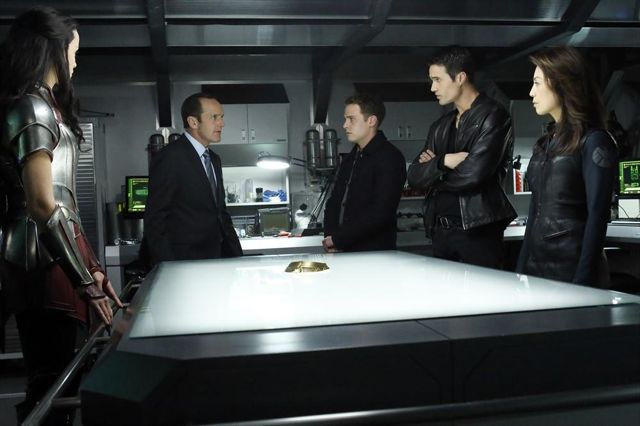 Coulson donne ses consignes à ses agents