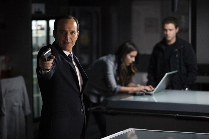 Coulson assure la protection de Skye et Fitz