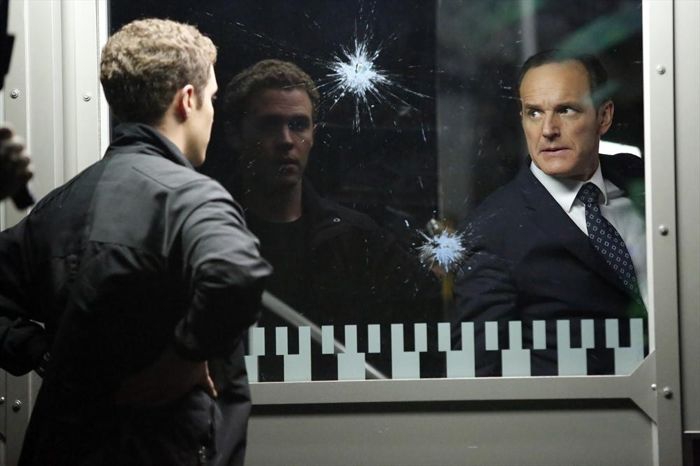Fitz et Coulson discutent à travers une porte blindée