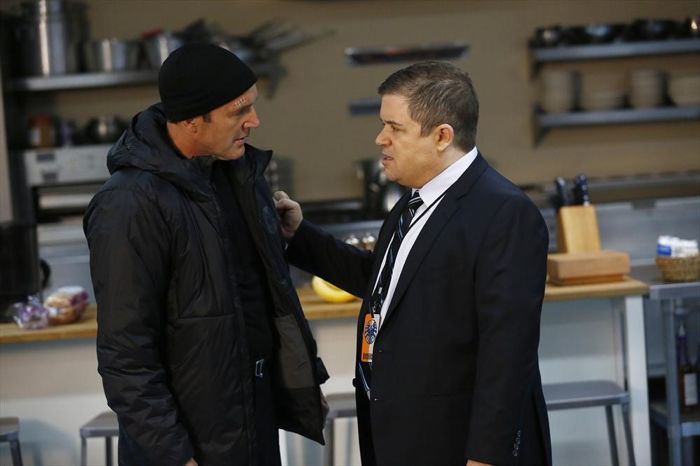 Coulson (Clark Gregg) parle avec l'agent Koenig (Patton Oswalt)