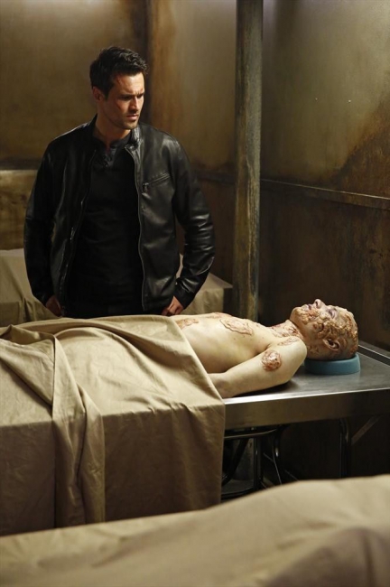 Ward regarde un cadavre