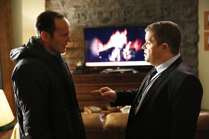 Discussion entre Coulson et l'agent Koenig