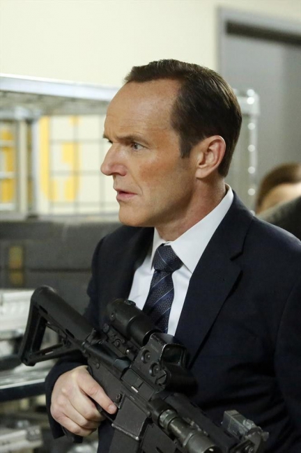 Phil Coulson (Clark Gregg) avec une arme