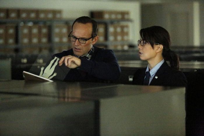 Coulson et May recherchent des documents