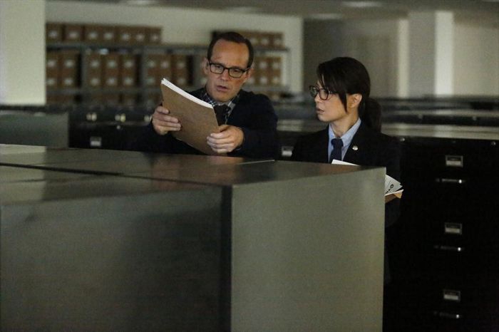 Coulson et May étudient un document