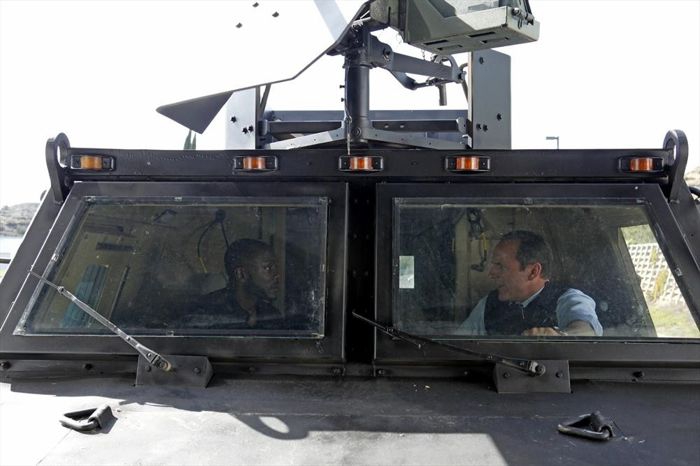 Triplett et Coulson (Clark Gregg) dans un véhicule blindé