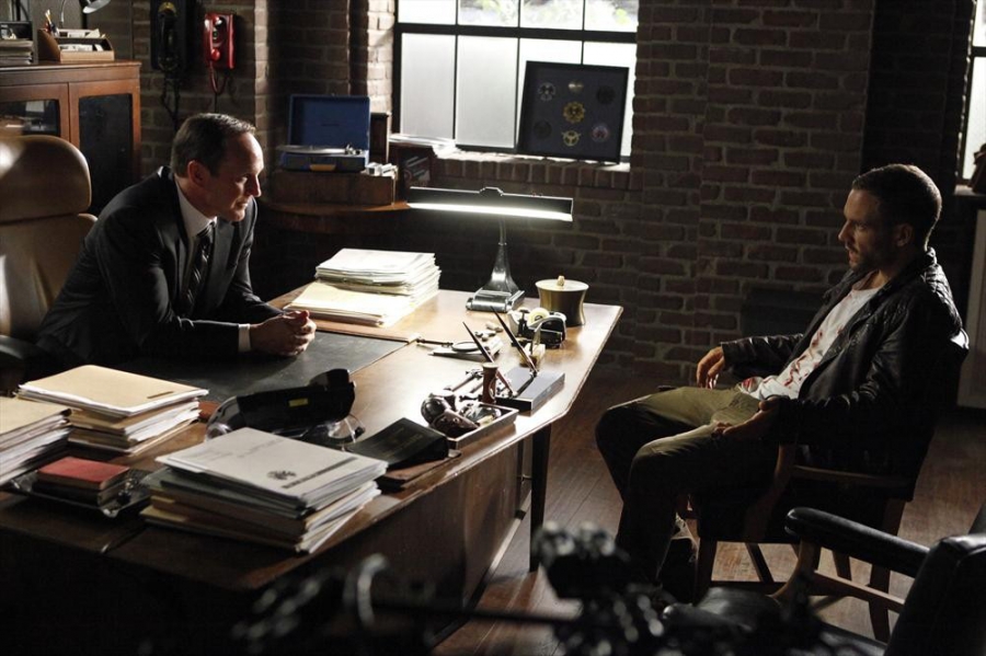 Coulson reçoit Hunter dans son bureau