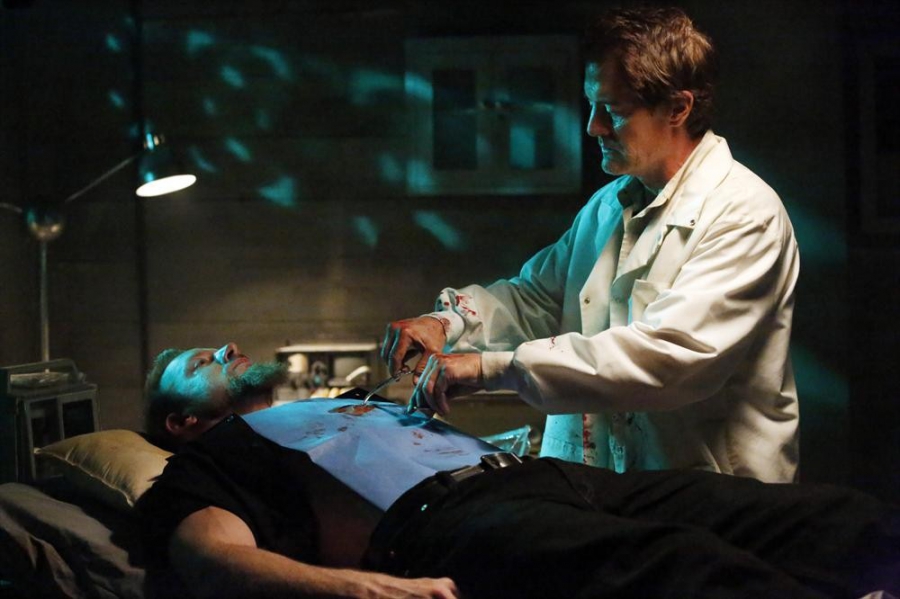 Calvin Johnson (Kyle MacLachlan) pratique une opération