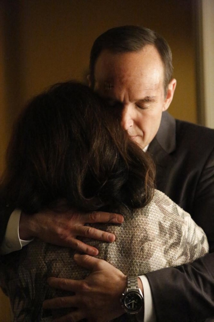 Coulson prend dans ses bras la mère de l'agent Tripplet