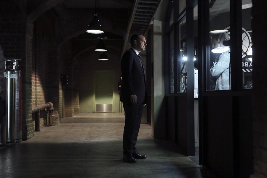 Phil Coulson (Clark Gregg) vient prendre des nouvelles auprès du laboratoire