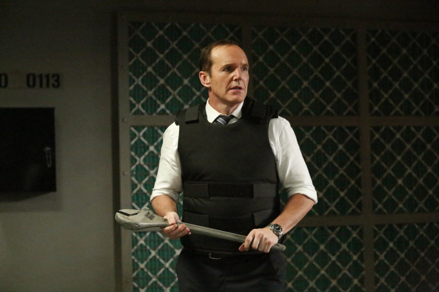 Phil Coulson (Clark Gregg) avec une arme improvisée