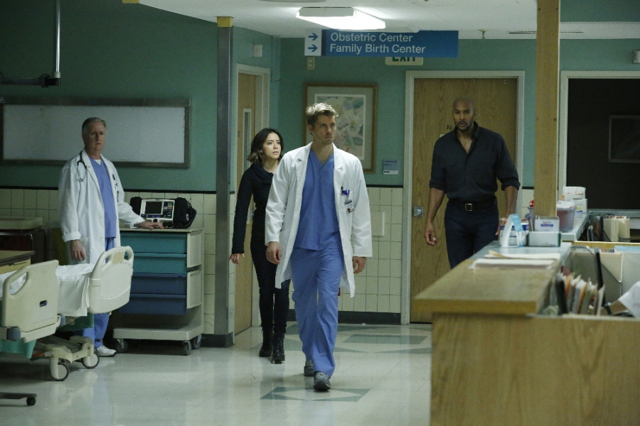 Lincoln, Daisy et Mack dans les couloirs de l'hôpital