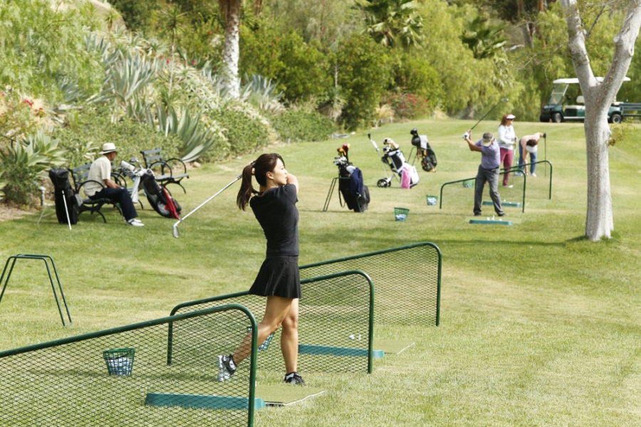 Melinda May (Ming-Na Wen) joue au golf