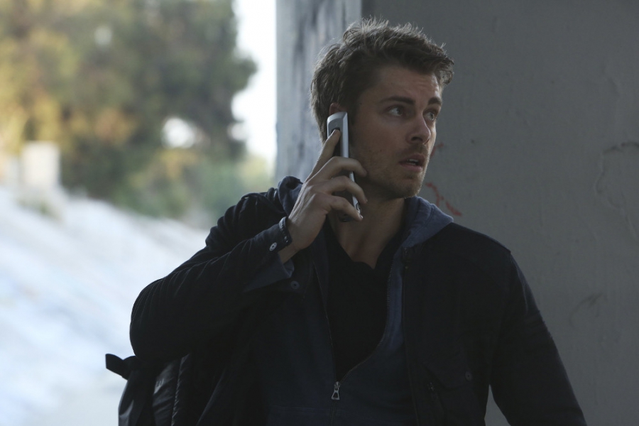 Lincoln Campbell (Luke Mitchell) est au téléphone