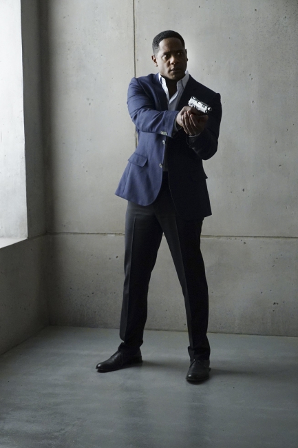 Andrew Garner (Blair Underwood) arme à la main