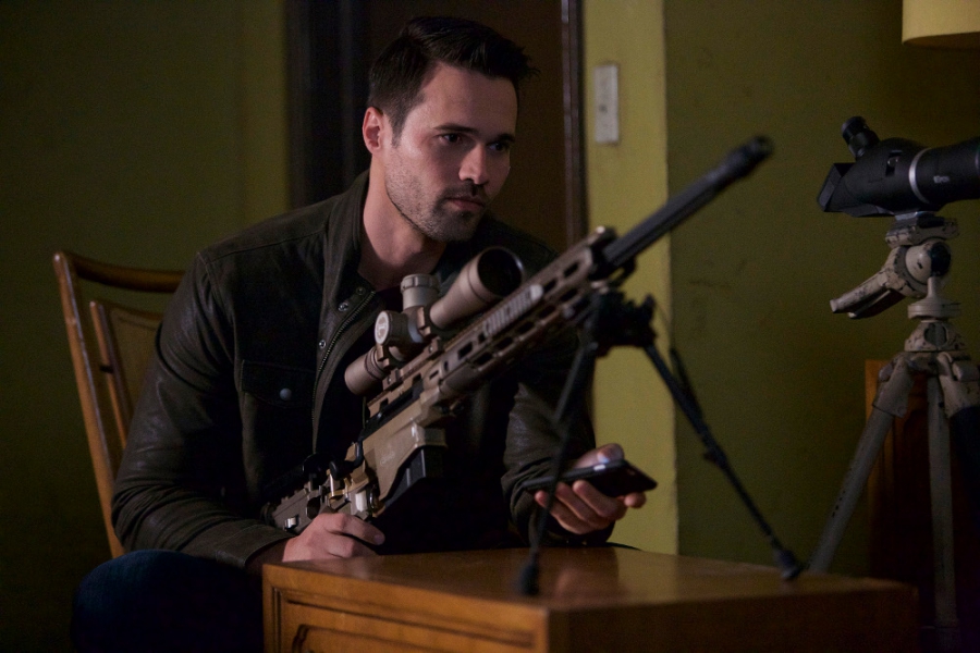 Grant Ward (Brett Dalton) avec un fusil de précision