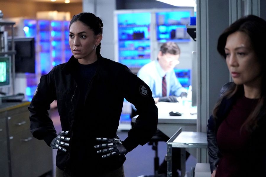 Les agents Elena ‘Yo-Yo’ Rodriguez (Natalia Cordova-Buckley) et Melinda May (Ming-Na Wen) au laboratoire