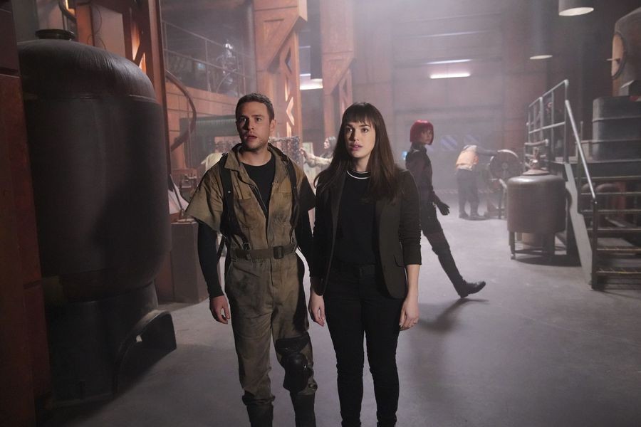 Fitz (Iain De Caestecker) et Simmons (Elizabeth Henstridge) dans le vaisseau d'Izel
