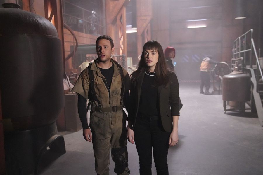 Fitz (Iain De Caestecker) et Simmons (Elizabeth Henstridge) dans le vaisseau spatial d'Izel