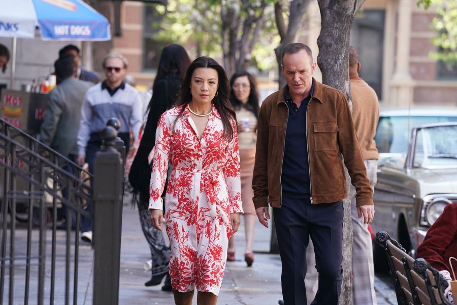 Melinda May (Ming Na Wen) et Phil Coulson (Clark Gregg) marchent dans la rue