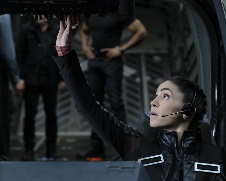 Yoyo (Natalia Cordova-Buckley) pilote le quinjet