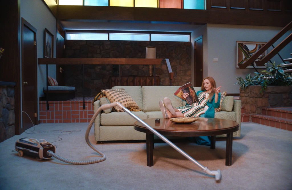 Wanda (Elizabeth Olsen) enceinte fait le ménage par magie