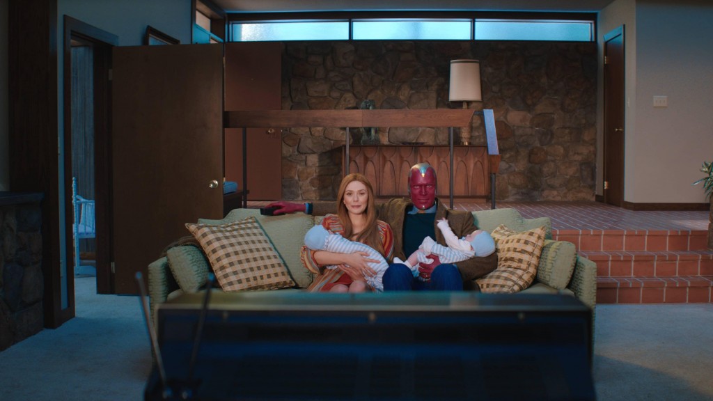 Wanda (Elizabeth Olsen), Vision (Paul Bettany) et leurs jumeaux regardent la télévision