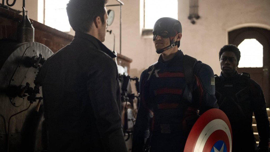Bucky (Sebastian Stan) fait face à Captain America (Wyatt Russell) et Battlestar (Clé Bennett)