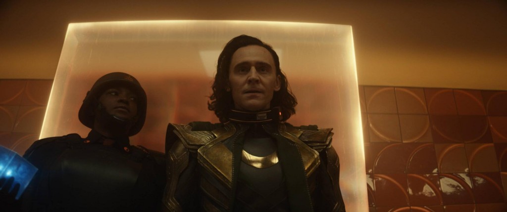 Loki (Tom Hiddleston) arrive au TVA