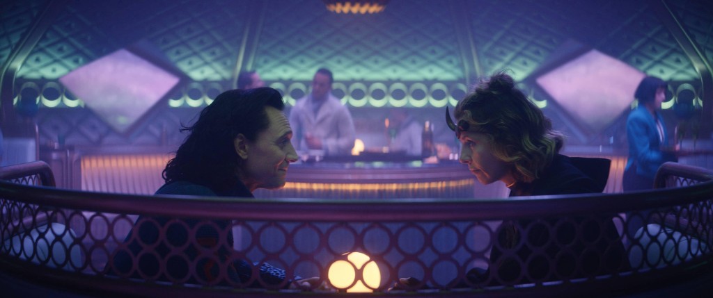 Sylvie (Sophia Di Martino) et Loki (Tom Hiddleston) discutent