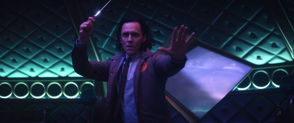 Loki (Tom Hiddleston) lance l'une de ses dagues