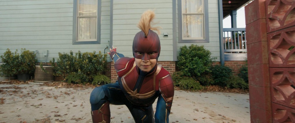 Kamala (Iman Vellani) porte un costume de Captain Marvel