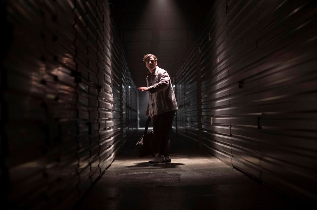 Steven Grant (Oscar Isaac) se rend dans un box de location