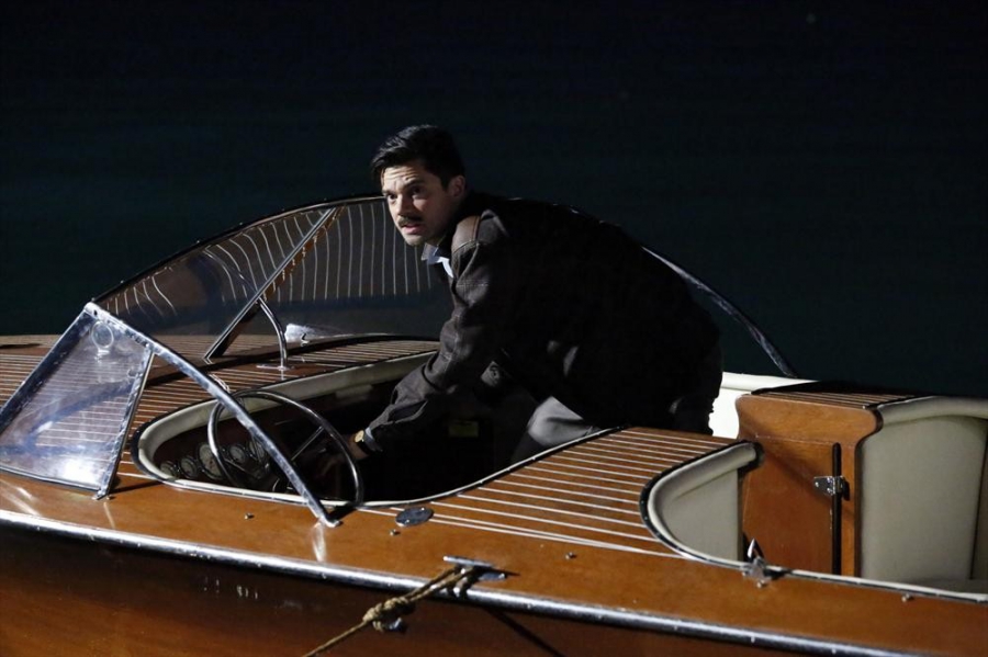 Howard Stark (Dominic Cooper) sur son bateau